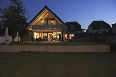 Image de Maison au bord du lac, clôturée avec bain à remous extérieur, SkyTV, sauna, cheminée, directement sur le lac.