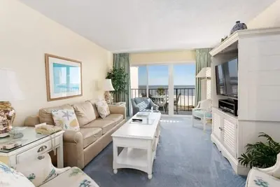 Image de Condo en bord de mer élégant et confortable! ! Situé dans le complexe Beach Club!