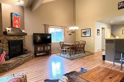 Image de Cheminée à gaz et planchers de bois franc