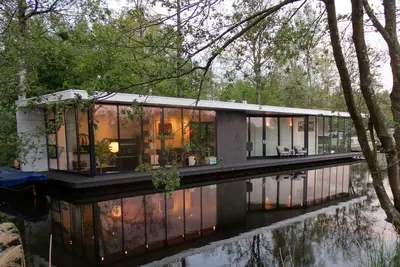 Image de Une superbe péniche au design contemporain.