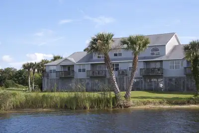Image de Cabin By The Sea donnant Crystal River, récemment rénové