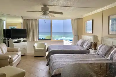 Image de Réservez vos vacances de printemps et d'été / comprend des chaises de plage