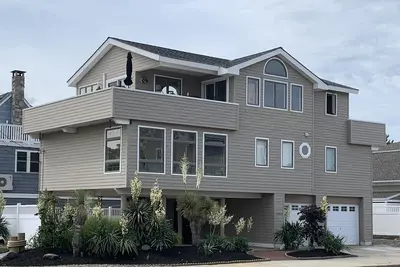 Image de Oceanview 2 King Beds 2 min à pied de la plage convoité Wow Factor Beach Haven House!