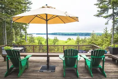 Image de Cabane dans les arbres avec vue imprenable sur l'océan depuis une grande terrasse + Façade sur la forêt l