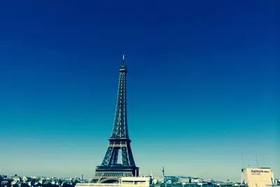 Image de Incroyable vue sur les monuments d'Eiffel et de Paris depuis un appartement de luxe sécurisé