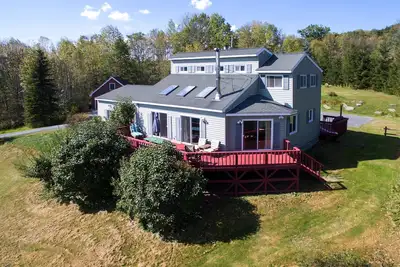 Image de Catskill Contemporary avec cheminée près des lieux de mariage pour 15 personnes