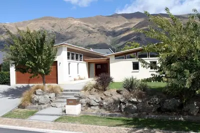 Image de Maison spacieuse et élégante dans une rue calme