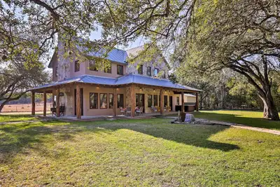 Image de Riverfront Home w \/ Porche ombragé + HotTub de Dt Blanco