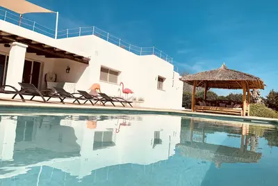 Image de Villa 5 chambres près de la ville d'Ibiza, vue sur la mer, 4 salles de bains, piscine, jacuzzi