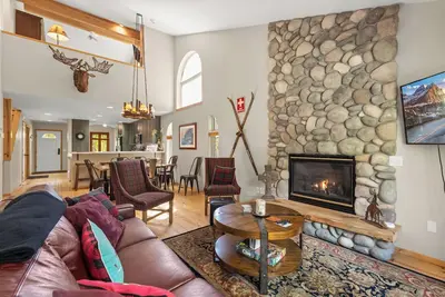 Image de Les caractéristiques comprennent un loft / den avec cheminée séparée et Tv