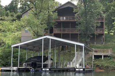 Image de 7Bed / 7Ba Lakefront Home avec suite attenante et un quai couvert privé