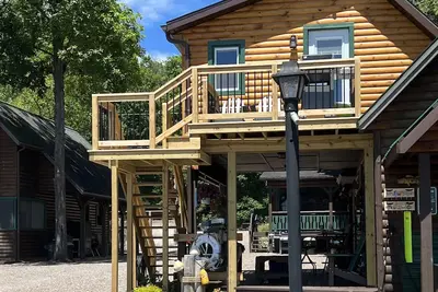 Image de Three Pines Lodging & Marina - Location de bord de mer nocturne