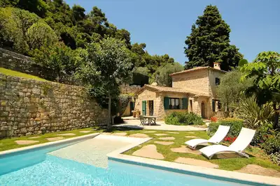 Image de Villa provençale située dans une oliveraie avec vue panoramique