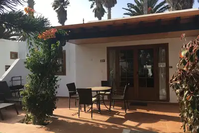 Image de Villa récemment rénovée sur la célèbre station balnéaire de Las Brisas, Playa Blanca,