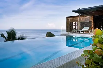 Image de Chef-d'œuvre d'architecture avec vue sur les montagnes des Caraïbes et de Piton