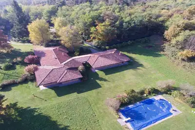 Image de Villa avec piscine, grand parc et de la forêt