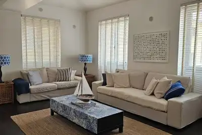Image de Enormous Airy Penthouse Loft: Ac, Wifi, douche à effet pluie, laveuse / sécheuse, double vitrage