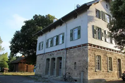 Image de gare historique, appartement dans le monument rénové et réaménagé, Bahnhofsg