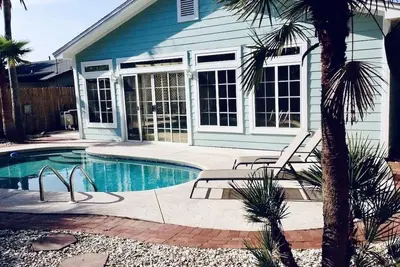Image de Piscine privée, promenade jusqu'à la plage, comptoirs de cuisine en granit, plan d'étage ouvert