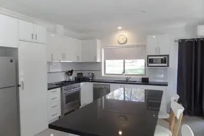 Image de Magnifique chalet de 3 chambres sur 25 acres avec visite d'oiseaux indigènes et de la faune