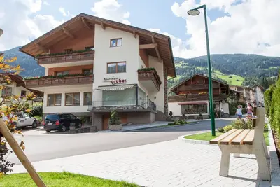 Emplacement central, à quelques minutes de la station inférieure 'Zillertal Arena' et 'Hochzillertal'