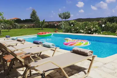 Image de Paradis privé. Piscine privée + beau jardin. 1 min à pied de la plage