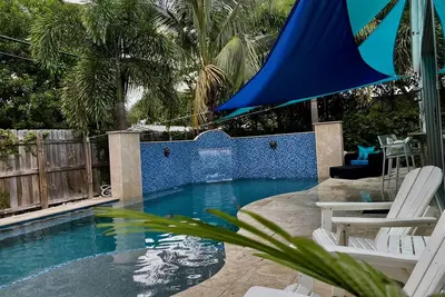 Image de Piscine chauffée Exec 4 / 3- récemment rénovée avec espace de divertissement pour la deuxième cuisine