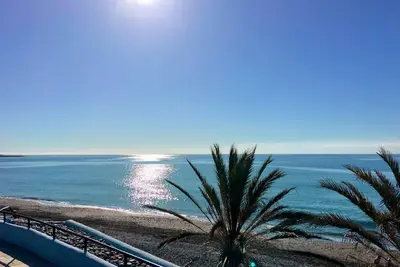 Image de Appartement de 45m2 à l'intérieur de la résidence face à la mer; entrée principale de parking privé;