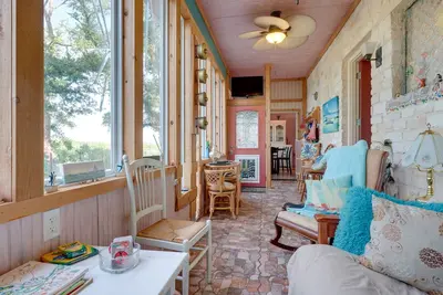Image de Nouveau! Appartement Artsy w / Patio - Promenade au lac Canyon