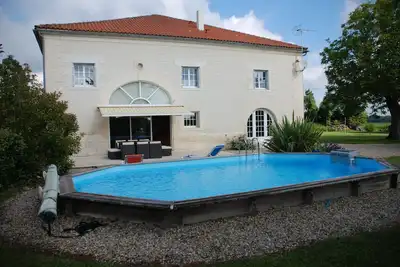 Image de Grande Villa de luxe située dans une belle campagne proche des commerces