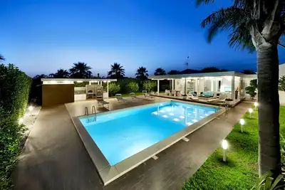 Image de Une très belle moderne villa, avec piscine, solarium bien aménagé et jardin
