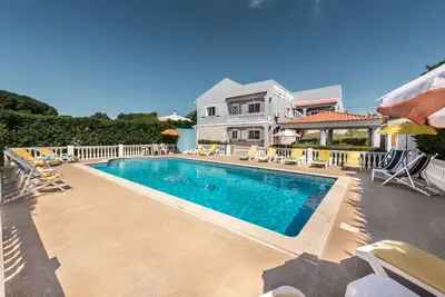Villa V5 avec piscine privée et des jeux avec billards