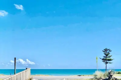 Image de Nouvelle escapade de 3 chambres en bord de mer. Il suffit de traverser la route de la plage ##