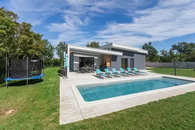Image de Villa neuve de luxe avec piscine