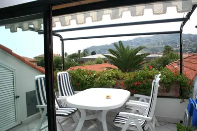 Image de élégant appartement à deux pas de la mer.