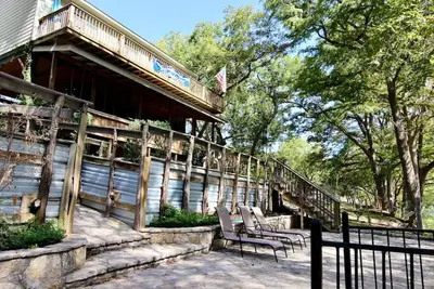 Image de Tiki sur le Rio - à droite sur la rivière Guadalupe sur River Road - 2bdr / 2bth 6 personnes!