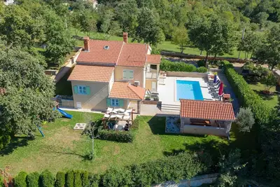 Image de Maison de vacances pour 10, 145 m² avec piscine dans un environnement calme
