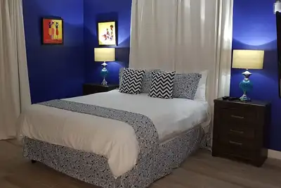 Image de Appartement 2 chambres \/ 2 salles de bain récemment rénové, nouveau Kingston Très confortable et pratique