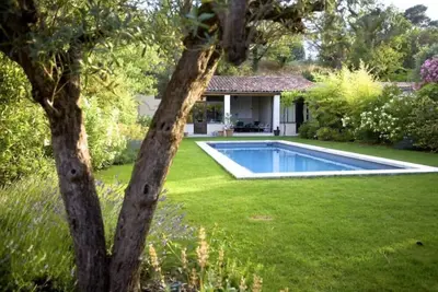 Maison de charme dans Aix en Provence. 4 grandes chambres et SdeB. Piscine