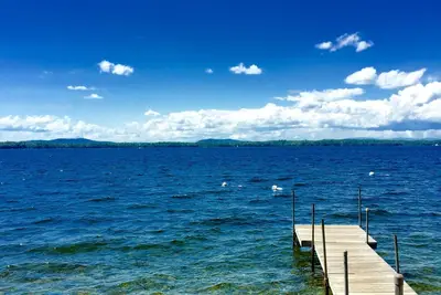 Image de Beautiful Lakefront Family Compound With Dock And Moorings: Des couchers de soleil impressionnants!