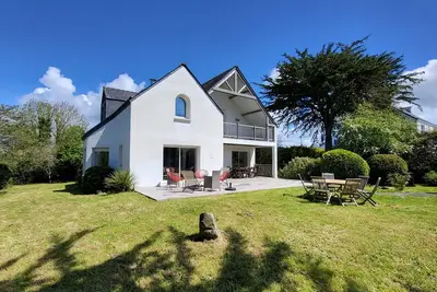 Image de Maison d'architecte avec grand jardin, plage à vélo ou à pied par les sentiers.