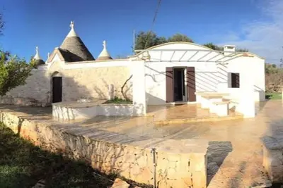 Trullo entier fantastique avec piscine immergé dans la paix des oliviers, réservé