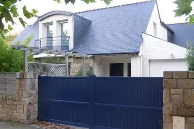 Appart. indépt, 4 pièces au 1°étage d'une maison, bien située, jardin, garage