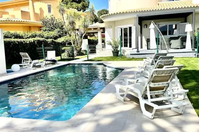 Belle villa familiale 4 chambres piscine eau salée, chauffée (en option)