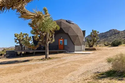 Image de Joshua Tree Geodesic Dome Maison 4bd 2. 5 bains Jacuzzi et Star regardant