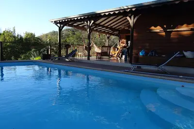 Image de Maison tropicale avec piscine privée. Vue sur la mer des Caraïbes