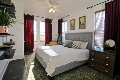 Image de Appartement EaDo rénové, à pied du Grb, des bars, du restaurant au-dessus du stade et du bar adjacent