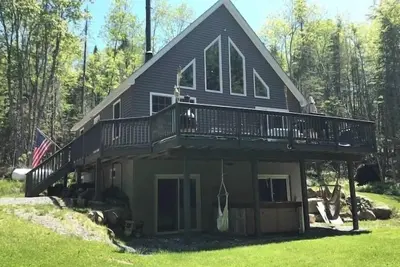 Image de Belle cabine isolée Adirondack juste à l'extérieur de la ville