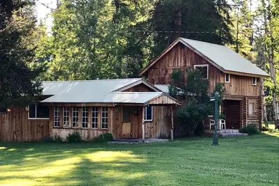 Image de Cabane en rondins dans un cadre boisé avec accès au lac.