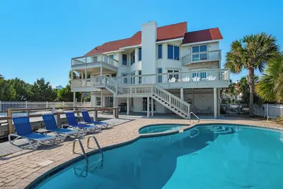 Image de Impressionnant 6br / 4. 5ba Waterfront Home avec une immense piscine! Nouvelle rénovation - glissement de bateau!